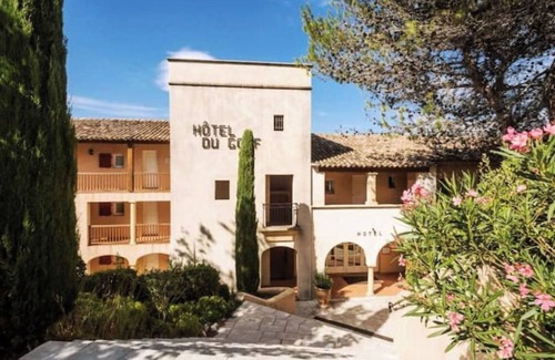 Pont Royal Apartment | In Provence, on an estate dedicated to sports and leisure.