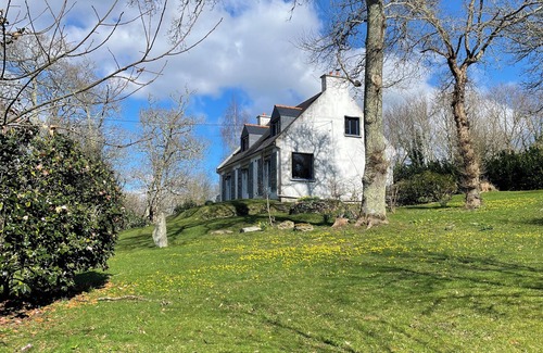 Pont-Aven House | 🌸 "In the Garden of Camellias – Peaceful House Between Sea and Artists’ Town"