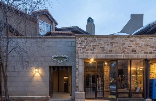 Mountain Village Condo | In the Heart of Mountain Village - Steps to Skiing: 2 bdr/2 bath condo w/balcony
