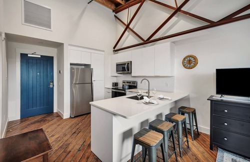 Brunswick Condo | In the heart of downtown Brunswick shops and restaurants
