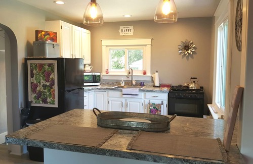 Cambria House | In The Heart Of Niagara Wine Trail, USA