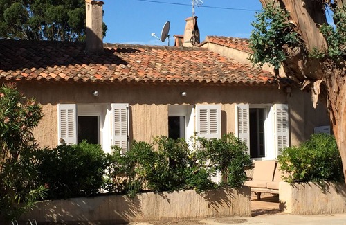 Porquerolles Apartment | In the heart of the village, luxury studio 17m2, flowered terrace 9 m2, air conditioning