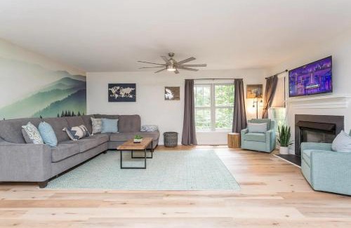 Massanutten Ski Chalet | In The Woods - 5 BR Chalet with Game Room, Fire Table and Hot Tub