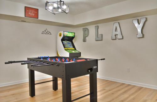 Massanutten Ski Chalet | In The Woods - 5 BR Chalet with Game Room, Fire Table and Hot Tub