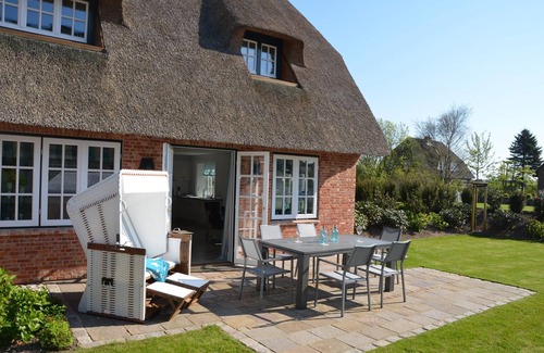 Großmorsum House | In this stylish half of the house under thatch, the maritime color concept was applied to the