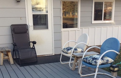 Sheridan House | In town location with easy access to shopping, restaurants, and bars.