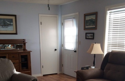 Sheridan House | In town location with easy access to shopping, restaurants, and bars.