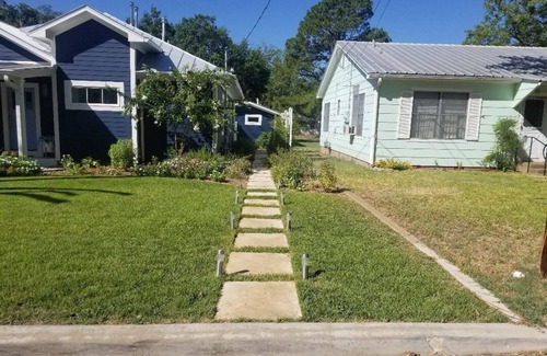 Fredericksburg Cottage | In Town. Pet Friendly. Quiet Neighborhood. Queen Bed. Perfect Getaway!