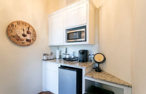Fredericksburg Apartment | In town Villas- Suite 1 (2 Bedrooms) | Walk to Everything