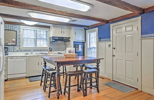 North Conway House | In Village/Best Location/Hot Tub/Yard/3 Fireplaces/walk to river