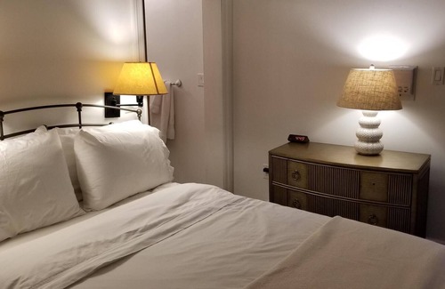 Greenwich Village Hotel | Incentra Surrey Room at Incentra Village Hotel