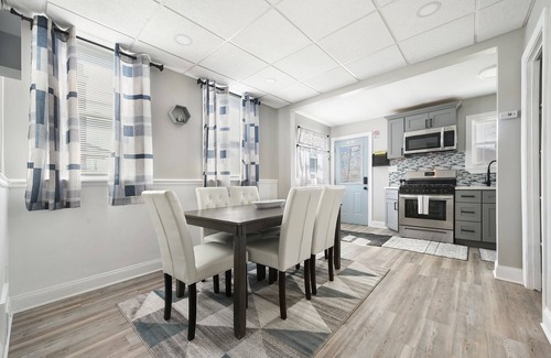 Pittsburgh House | Inclination Vacation: Renovated Luxe 5BR/3.5BA Home, 8 mins to Downtown