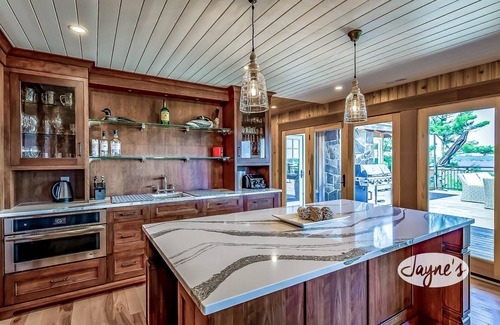 Muskoka Lakes Cottage | Incredible 9 bdrm, 9 bath, Tennis Court! Nanny Suite! Gym! Lake Muskoka!