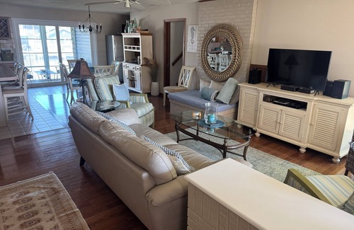 Ocean Pines House | Incredible Bayfront Home with Amazing Sunsets! A warm home with lots of space