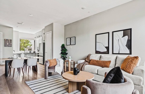 Fort Worth House | Incredible New Modern Magnolia Townhome 2 bedrooms