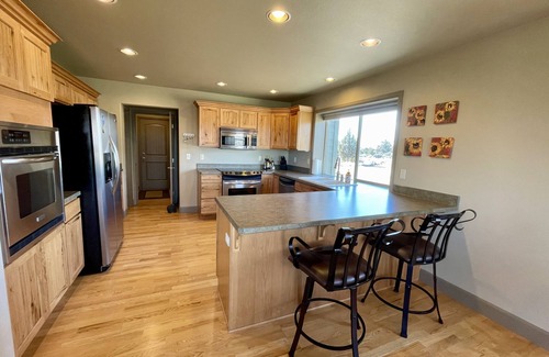Terrebonne House | Incredible View Huge Home + JACUZZI on Crooked River Canyon Rim near Smith Rock