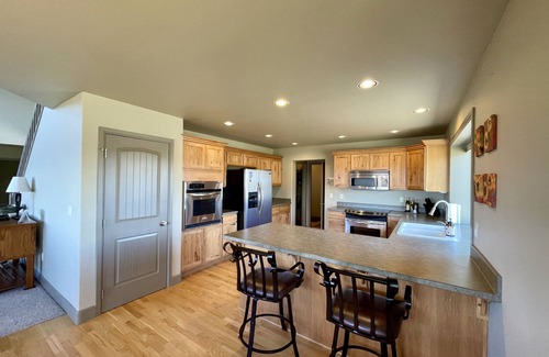 Terrebonne House | Incredible View Huge Home + JACUZZI on Crooked River Canyon Rim near Smith Rock