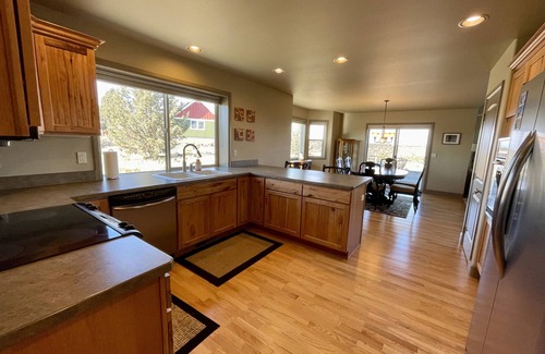 Terrebonne House | Incredible View Huge Home + JACUZZI on Crooked River Canyon Rim near Smith Rock