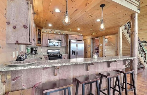 Blue Ridge Cabin | Incredible Views/10 Min to DT Blue Ridge/3 King Size Bedroom Cabin/Hot Tub