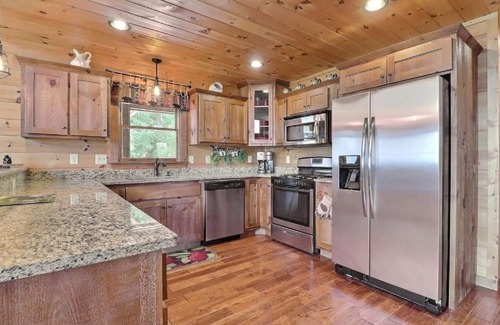 Blue Ridge Cabin | Incredible Views/10 Min to DT Blue Ridge/3 King Size Bedroom Cabin/Hot Tub