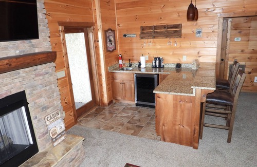 Blue Ridge Cabin | Incredible Views/10 Min to DT Blue Ridge/3 King Size Bedroom Cabin/Hot Tub