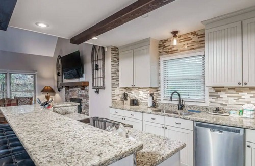 Gatlinburg - Pigeon Forge Cabin | Incredible Views, Hot Tub, Pools, Golf Course