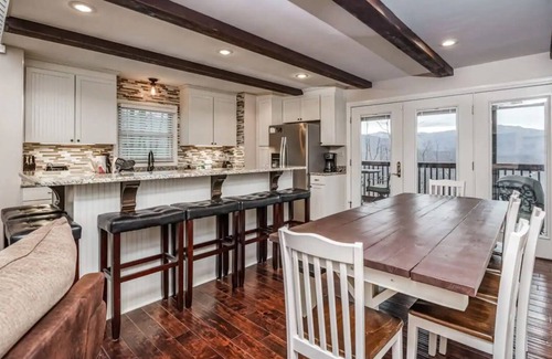 Gatlinburg - Pigeon Forge Cabin | Incredible Views, Hot Tub, Pools, Golf Course