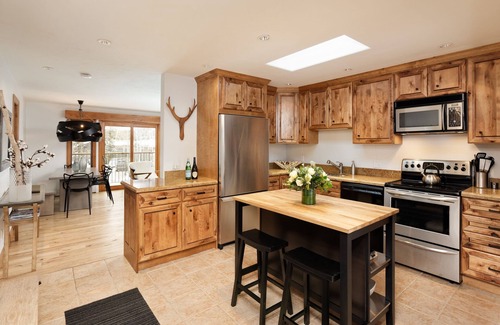Aspen Condo | Incredible views in open 2 bedroom condo in Aspen Core! Walk to Gondola.