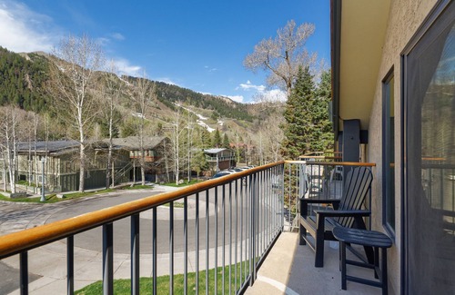 Aspen Condo | Incredible views in open 2 bedroom condo in Aspen Core! Walk to Gondola.