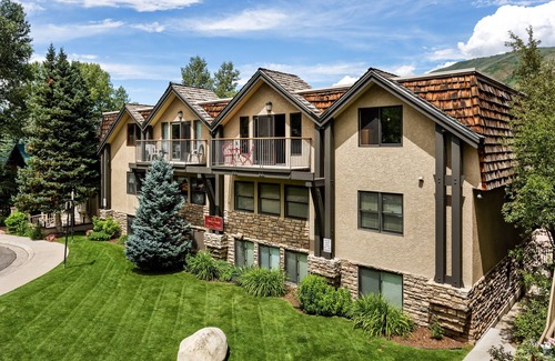 Aspen Condo | Incredible views in open 2 bedroom condo in Aspen Core! Walk to Gondola.