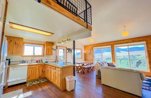 Red Lodge House | Incredible Views - Sleeps 19 People- Perfectly Situated Between Red Lodge Mountain and Downtown!