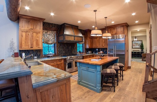 Crested Butte House | INCREDIBLE views 1 block to ski area, free bus to town, hot tub,