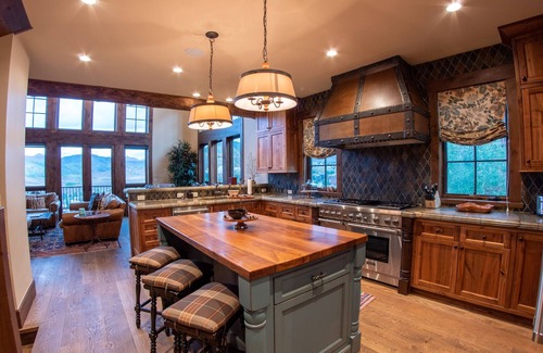 Crested Butte House | INCREDIBLE views 1 block to ski area, free bus to town, hot tub,