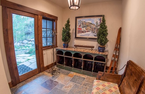 Crested Butte House | INCREDIBLE views 1 block to ski area, free bus to town, hot tub,