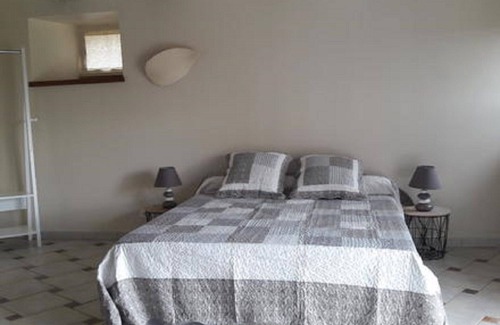 Castelnau-de-Mandailles Bed & Breakfast | Independent room with shared pool