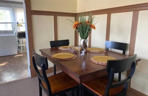 Downtown Indianapolis Ski Chalet | Indianapolis Indiana 3 Minutes from downtown fully furnished Beautiful 3 bedroom