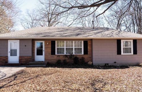 Ada House | Indie vibe fire pit 3 BR minutes to ECU