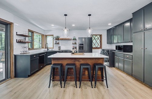 Brightwood Cabin | Indoor Pickleball - Pet Friendly, 2 Acres, HotTub!