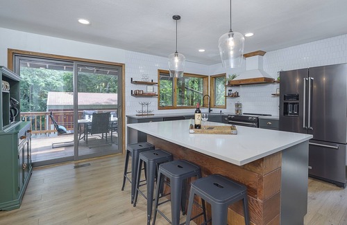 Brightwood Cabin | Indoor Pickleball - Pet Friendly, 2 Acres, HotTub!