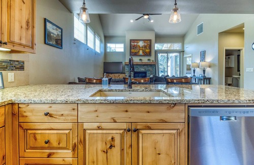 Redmond House | Indoor Pool ⭑ Bikes + Trails ⭑ Loft ⭑ Patio ⭑ WiFi ⭑ Golf & Sports Center Nearby