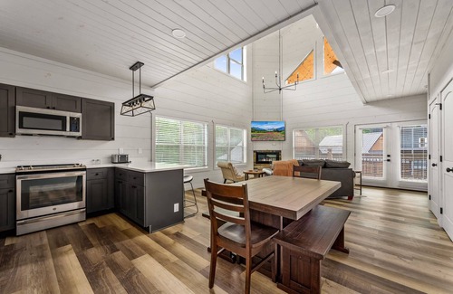 Pigeon Forge Cabin | Indoor Pool + Game Room + 10MI to Great Smoky