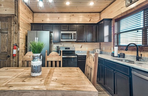 Pigeon Forge Cabin | Indoor Private Pool! Hot Tub! Near Parkway Dollywood and minutes to Attractions