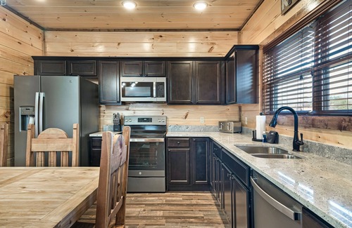 Pigeon Forge Cabin | Indoor Private Pool! Hot Tub! Near Parkway Dollywood and minutes to Attractions