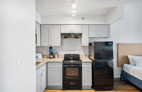 Fort Bay House | Indulge in Home Like Comfort! Gulf View, Free Parking, Beachfront Property