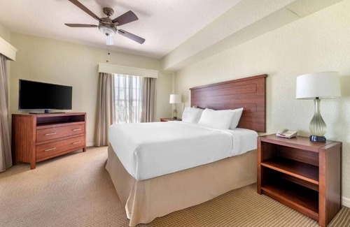 West Kissimmee Hotel | Indulge in Home Like Comfort! Full Kitchen, Outdoor Pool, Free Shuttle!