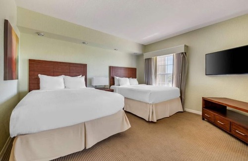 West Kissimmee Hotel | Indulge in Home Like Comfort! Full Kitchen, Outdoor Pool, Free Shuttle!