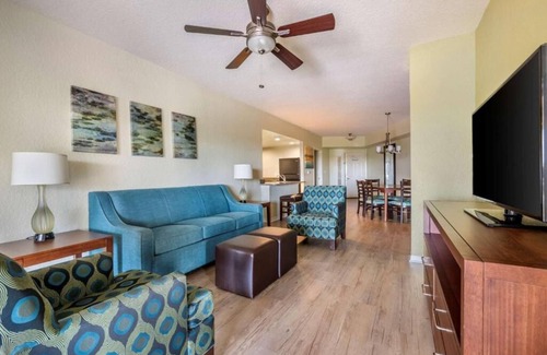West Kissimmee Hotel | Indulge in Home Like Comfort! Full Kitchen, Outdoor Pool, Free Shuttle!