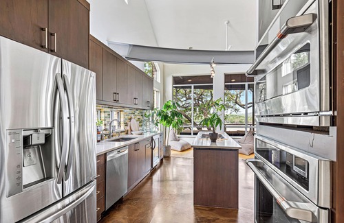 Volente House | Indulge in Luxury: Sweeping Lake Travis Views, Deep Water, Mesmerizing Sunsets!