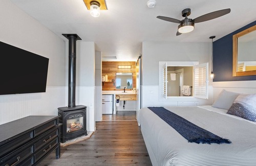 Long Beach Hotel | Indulge In Opulent Comfort! Pet-friendly Property, Near Long Beach Boardwalk