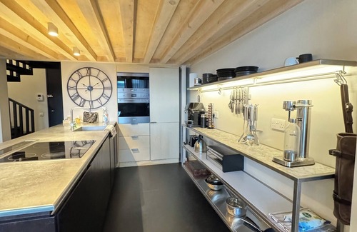 Wandsworth Apartment | Industrial-Chic 1BD Loft by the River — Fulham!